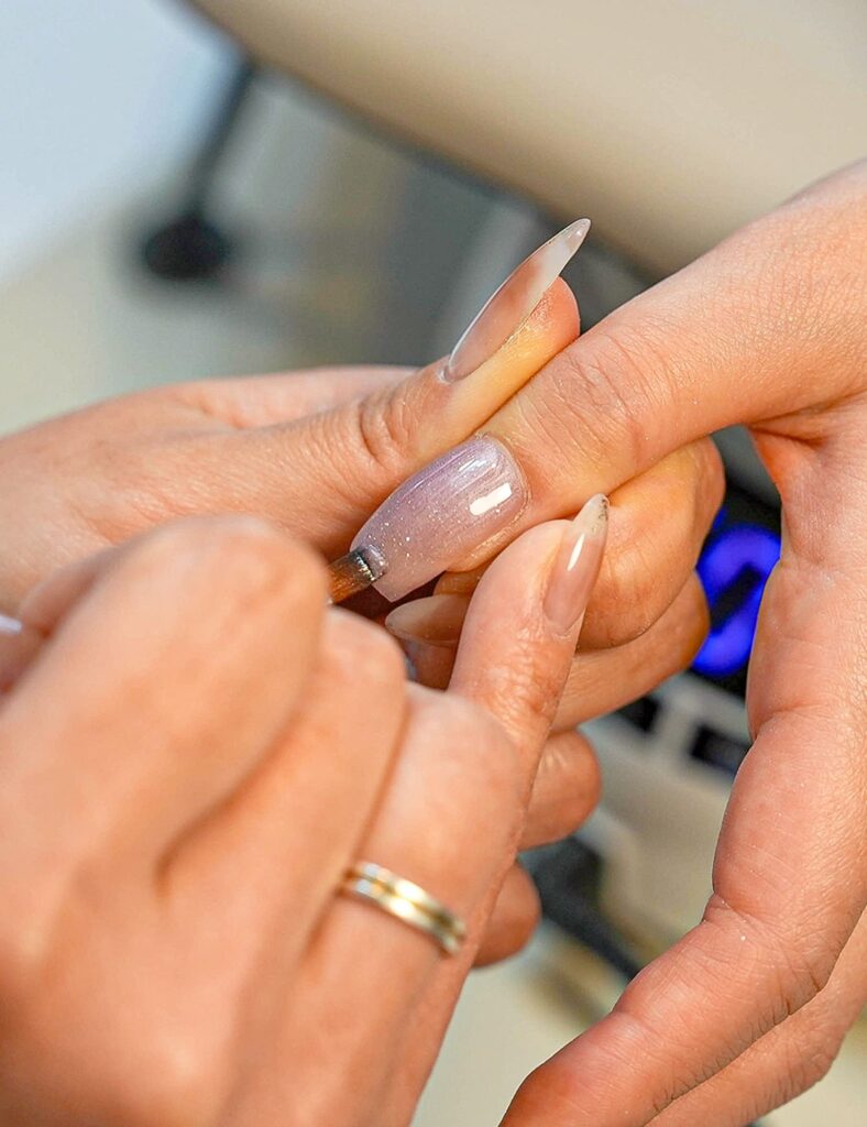 ラメグラデーションネイルをしている親指